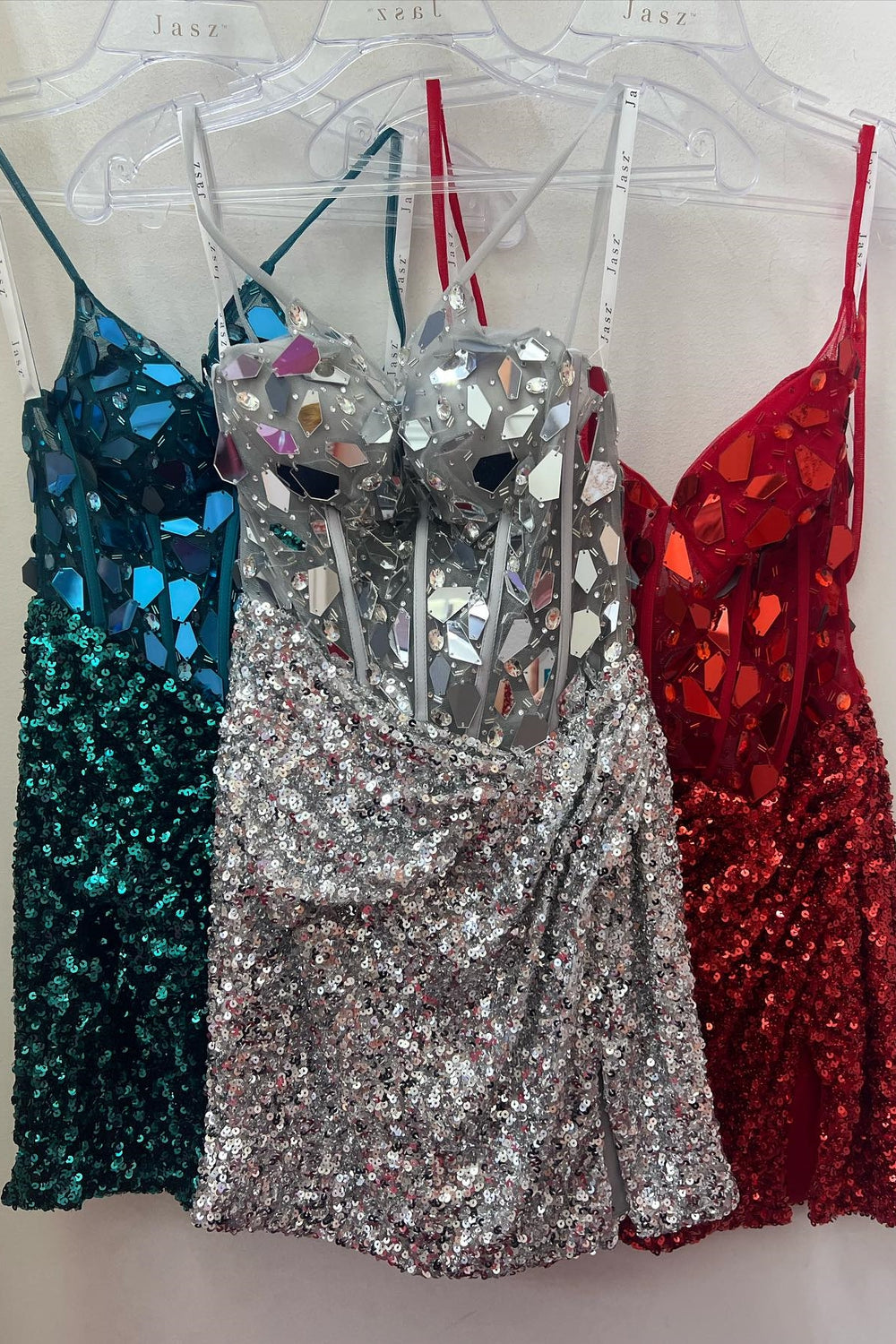 Red Mirror-Cut Sequins Halter Sheath V Neck Homecoming Dress – Dreamdressy